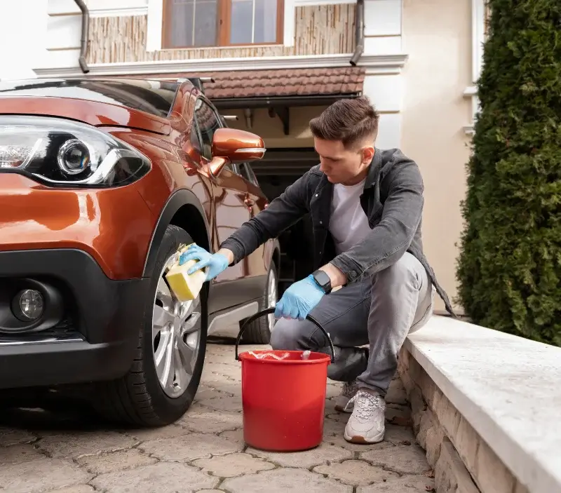Lavage auto à domicile Veaugues : professionnel intervenant sur un véhicule